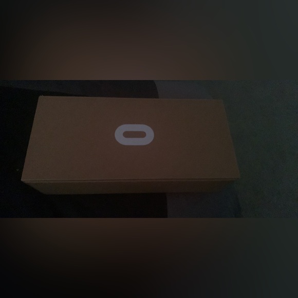 Oculus Other - Oculus Quest 2 - 256g barely used and in good condition (willing to bargain